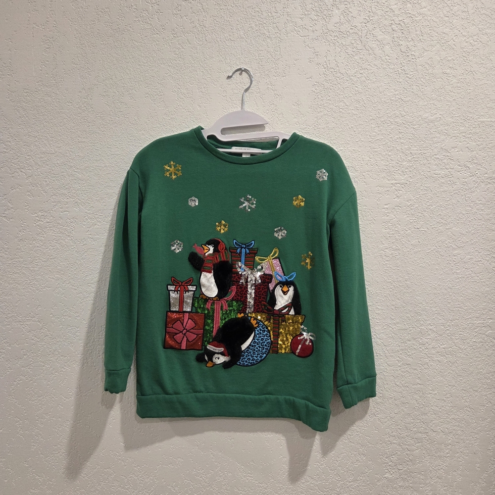 Charming Green Sweatshirt with Penguin Design